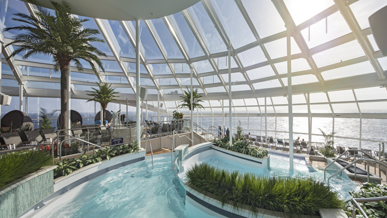 Ρομπότ σερβιτόροι και… ελεύθερη πτώση στο πιο «έξυπνο» κρουαζιερόπλοιο στον κόσμο